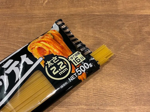 机に置かれた乾燥パスタの袋の写真（撮影：grapeライフハック編集部）