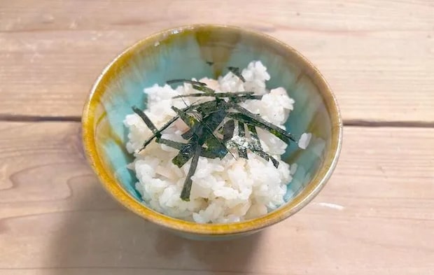 混ぜごはんを茶碗によそった画像（撮影：エニママ）