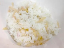 材料4つを混ぜ込むだけ！　おにぎりにもぴったりな『ピンクの混ぜご飯』に夫もハマる