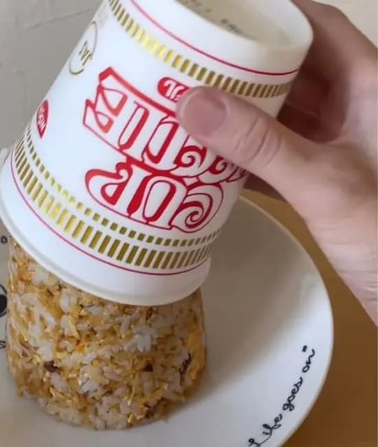 皿に盛りつけたカップヌードルチャーハン