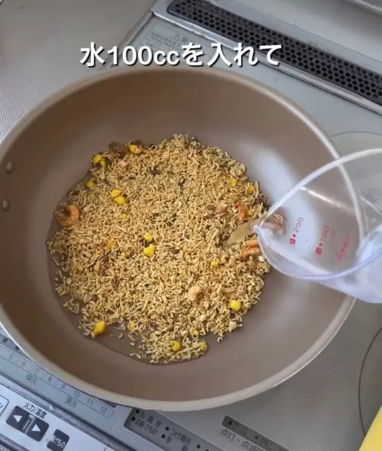 砕いたカップヌードルに水を加えて加熱している様子