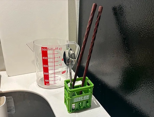箸やスプーンを立てかけた一升瓶ケースの写真（撮影：grapeライフハック編集部）