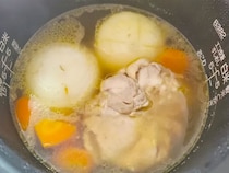 新玉ねぎを丸ごと炊飯器へ…　できた春限定のごちそうに「夫がリピ希望」「毎日飲みたい」