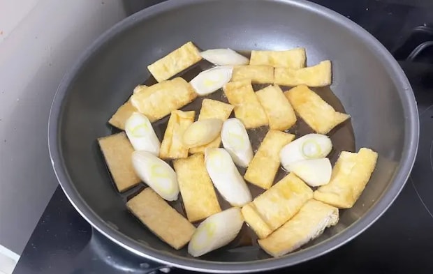 フライパンに油揚げと長ネギを入れた画像（撮影：エニママ）
