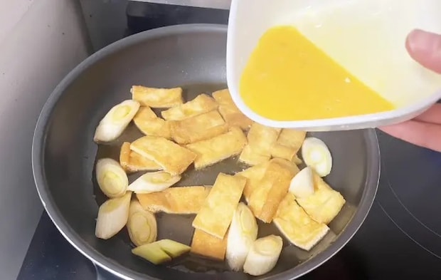 フライパンに卵を入れる画像（撮影：エニママ）