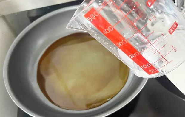 フライパンに調味料を入れた後、水をいれる画像（撮影：エニママ）