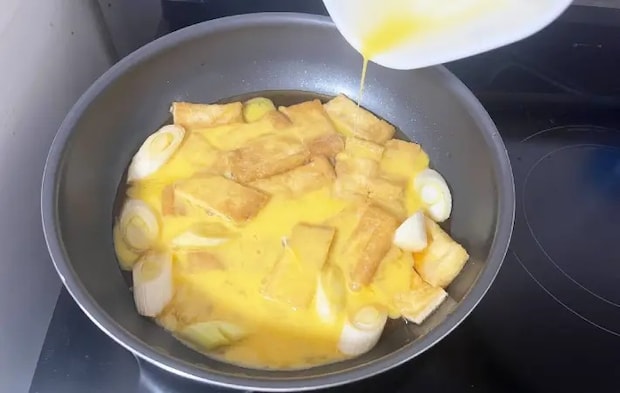 フライパンに卵を入れ終えた画像（撮影：エニママ）