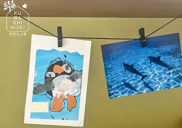 ワイヤーとクリップで飾ったポスターの写真