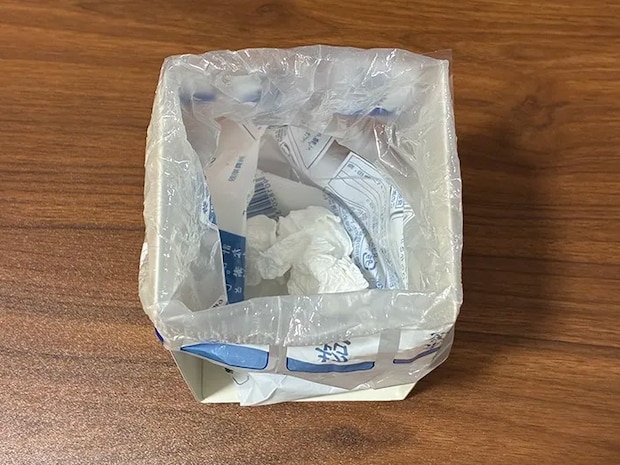 ティッシュなどが入ったミニゴミ箱の写真（撮影：grapeライフハック編集部）