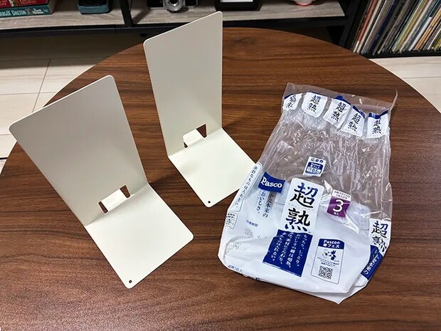 机に置かれた食パンの袋と2個のブックエンドの写真（撮影：grapeライフハック編集部）