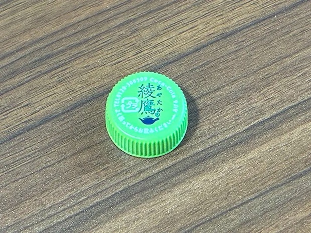 机に置かれたペットボトルのキャップの写真（撮影：grapeライフハック編集部）