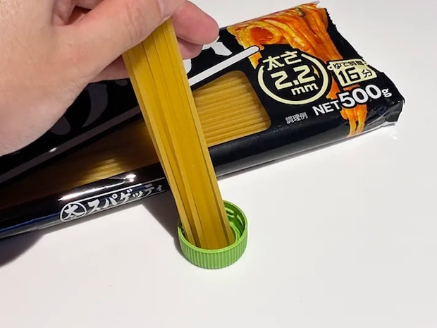 パスタの乾麺を入れたペットボトルのキャップの写真（撮影：grapeライフハック編集部）
