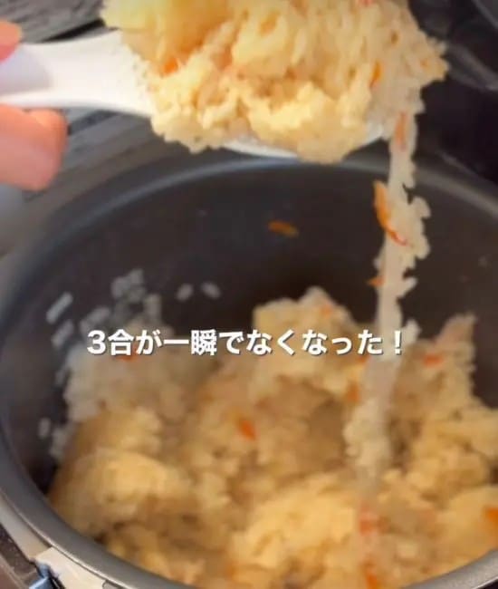 しゃもじで混ぜている様子