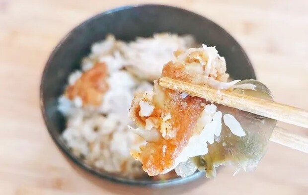 『鶏とザーサイの炊き込みごはん』の完成写真（撮影：キジカク）