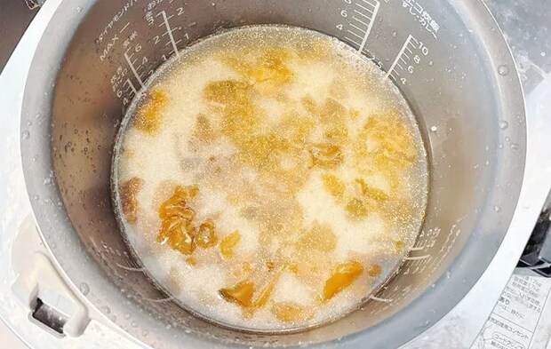 『鶏とザーサイの炊き込みごはん』を作る写真（撮影：キジカク）