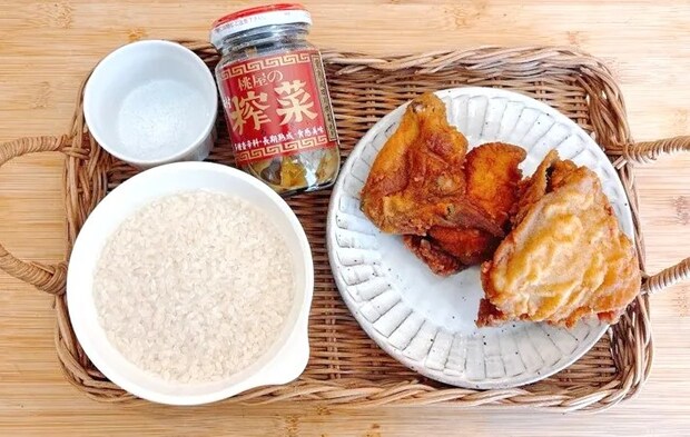 『鶏とザーサイの炊き込みごはん』の材料写真（撮影：キジカク）