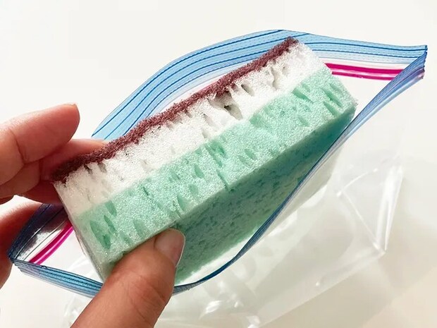 スポンジをジップロックに入れる写真