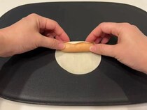 餃子の皮でソーセージを巻いて5分　完成した姿に「見事に大化け」「ビールが消えるぞ」