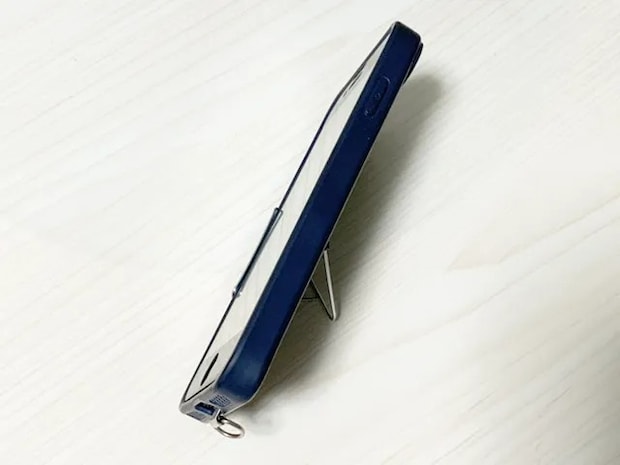 クリップで作ったスタンドにスマホを置いた場面（撮影：grapeライフハック編集部）