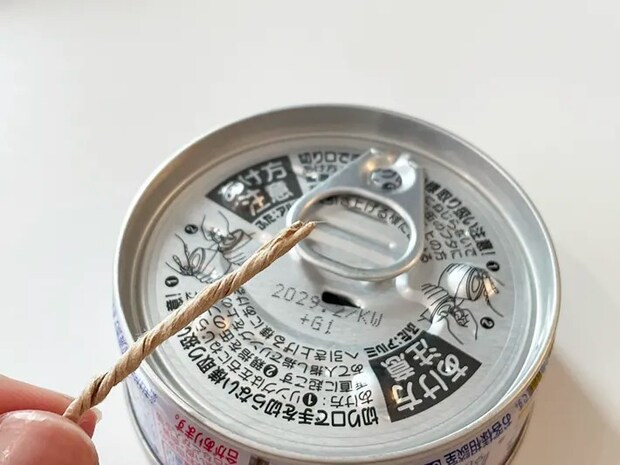 コーヒーフィルターのこよりをツナ缶の穴に挿す前の写真