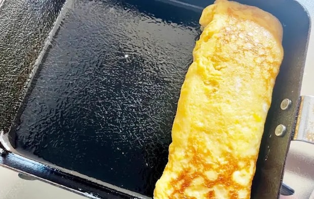 玉子焼きを整えている画像（撮影：エニママ）