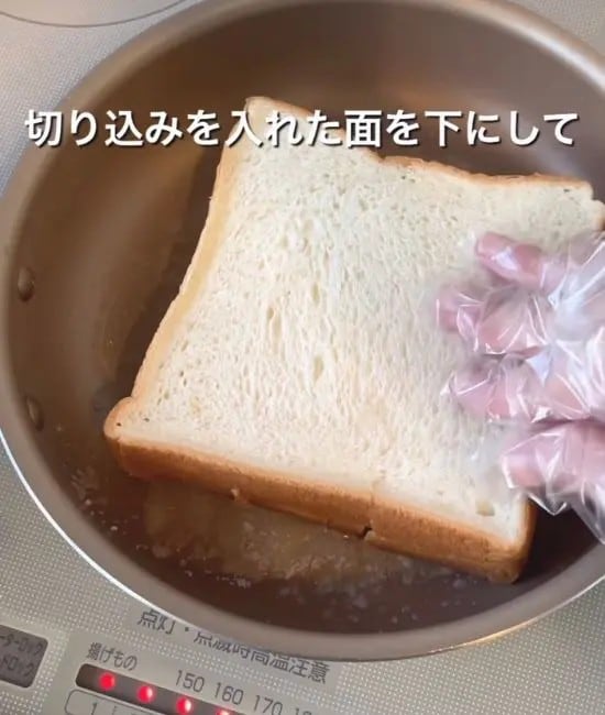 食パンをフライパンで焼いている様子