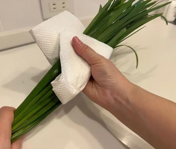 洗ったニラの水気を取っている様子（撮影：grapeフード編集部）