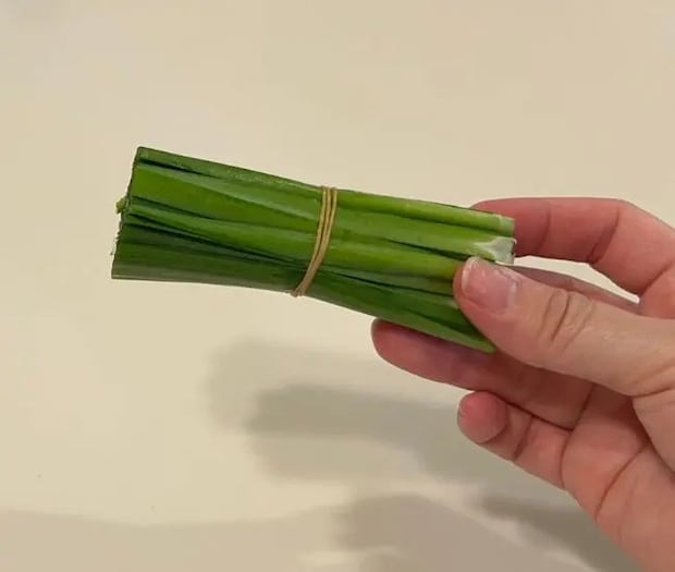 カットしたニラ（撮影：grapeフード編集部）