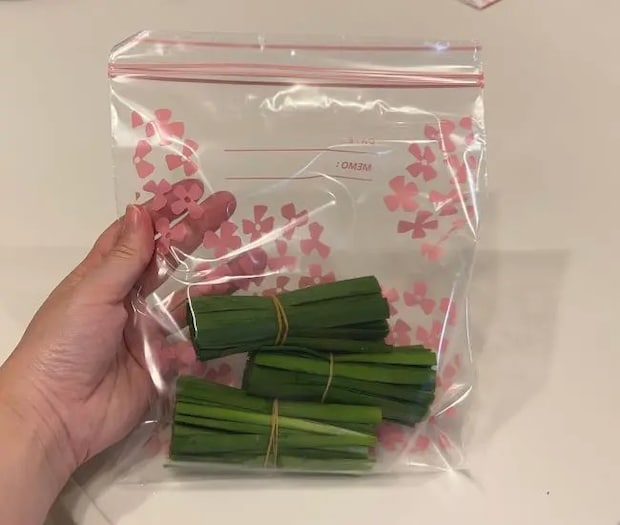カットしたニラを保存袋に入れている様子（撮影：grapeフード編集部）