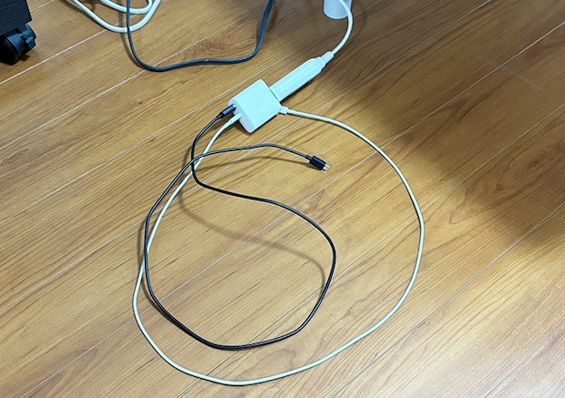 コンセントをまとめる裏ワザ写真（撮影：grapeライフハック編集部）