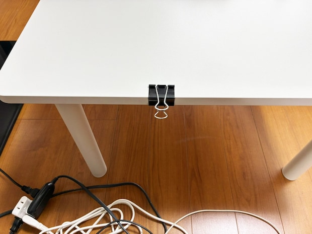 充電コードがぐちゃぐちゃな人は見て　『ダブルクリップ』を使う整理整頓術に「スッキリ片づいた」