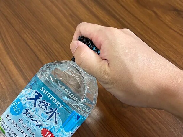 すべり止めシートをかぶせてキャップを開ける場面の写真（撮影：grapeライフハック編集部）