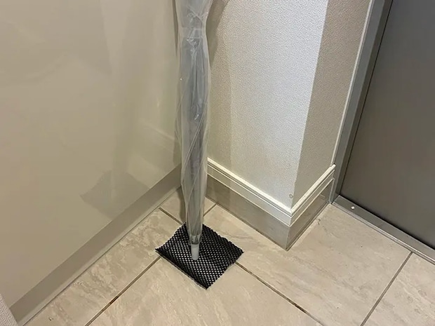 すべり止めシートの上に置いた傘の写真（撮影：grapeライフハック編集部）