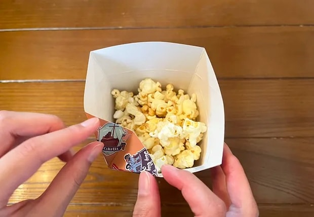 角を折ったポップコーンボックスの写真（撮影：grapeフード編集部）