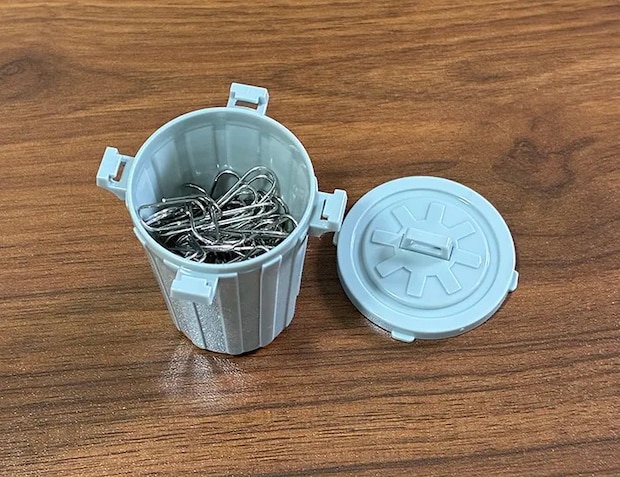 クリップを入れたゴミ箱ミニチュアの写真（撮影：grapeライフハック編集部）
