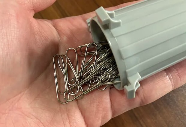 手にクリップを取り出すシーンの写真（撮影：grapeライフハック編集部）