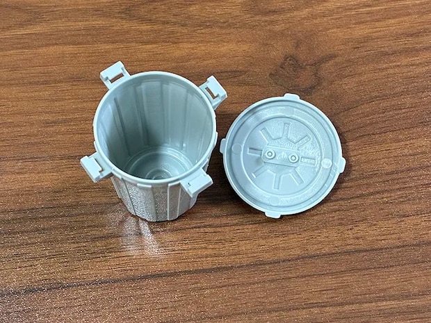 蓋を取り外して、机の上に置かれたゴミ箱ミニチュアの写真（撮影：grapeライフハック編集部）