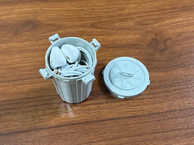 イヤホンを入れたゴミ箱ミニチュアの写真（撮影：grapeライフハック編集部）