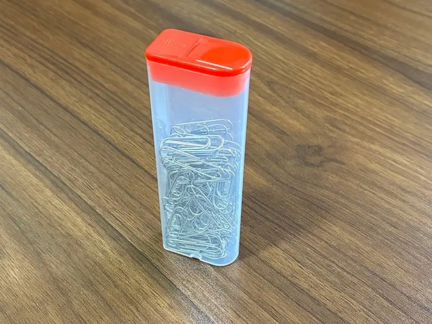 クリップを入れたチョコベビーの容器の写真（撮影：grapeライフハック編集部）
