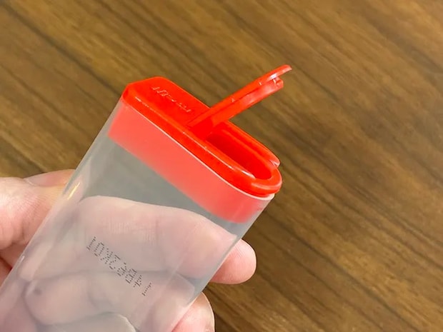 蓋の口を開けたチョコベビーの容器の写真（撮影：grapeライフハック編集部）