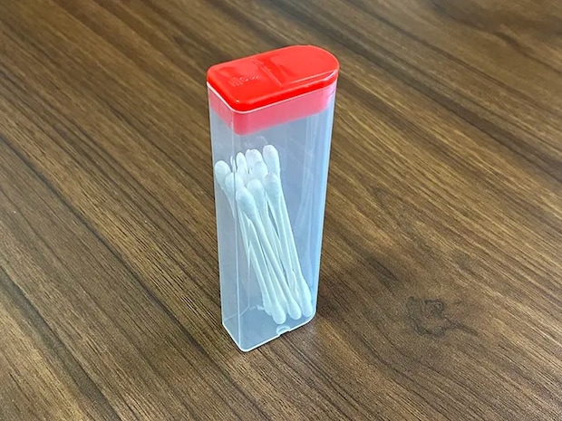 綿棒を入れたチョコベビーの容器の写真（撮影：grapeライフハック編集部）