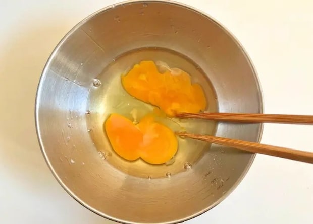 卵を溶く（撮影：エニママ）
