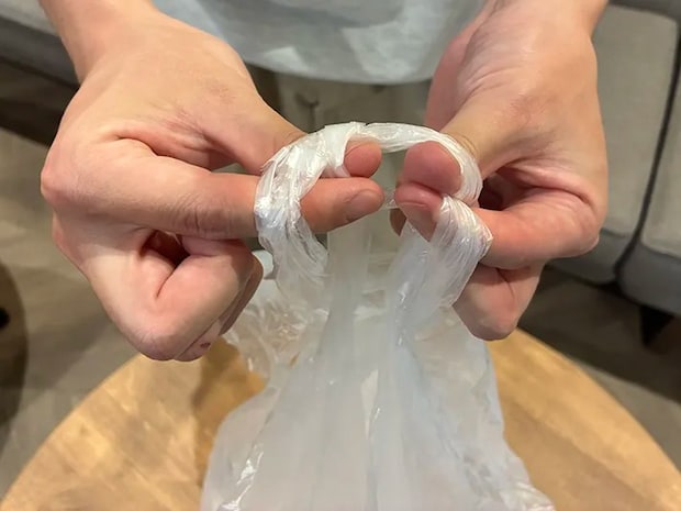 手に持ったビニール袋の写真（撮影：grapeライフハック編集部）