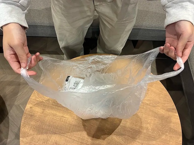 手に持ったビニール袋の写真（撮影：grapeライフハック編集部）