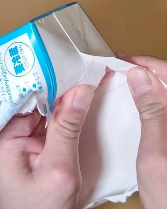 底の部分を広げている様子