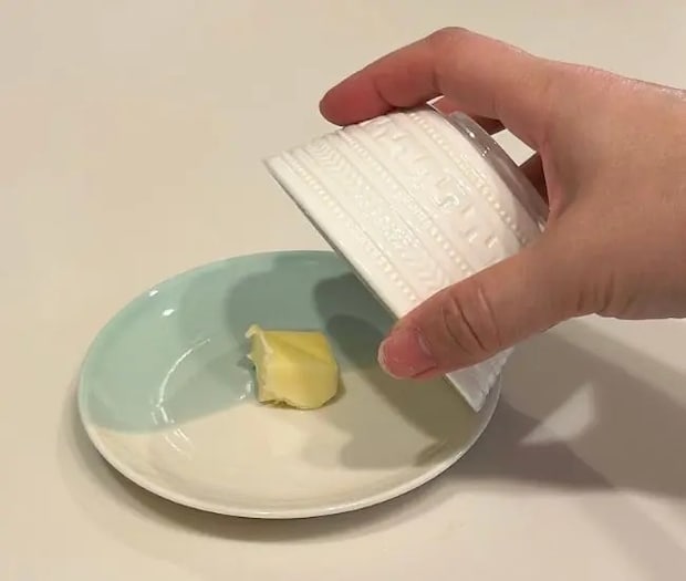 バターの上に温めたカップを被せている様子（撮影：grapeフード編集部）