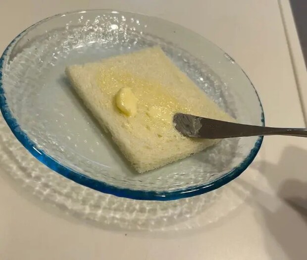 やわらかくなったバターを食パンに塗っている様子（撮影：grapeフード編集部）