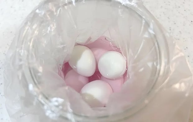 漬け液をうずらの卵に注いだ画像（撮影：エニママ）