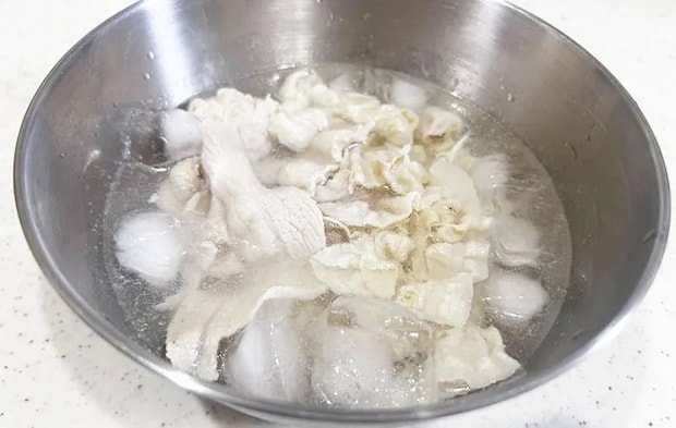 氷水にさらしている画像（撮影：エニママ）