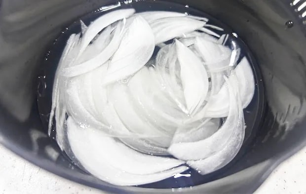 新玉ねぎを水にさらしている画像（撮影：エニママ）